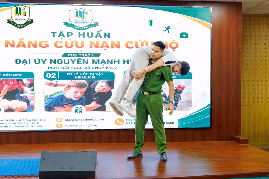 Nhiều kỹ năng cứu hộ, cứu nạn được chuyên gia tập huấn cho cán bộ, giáo viên, nhân viên. 