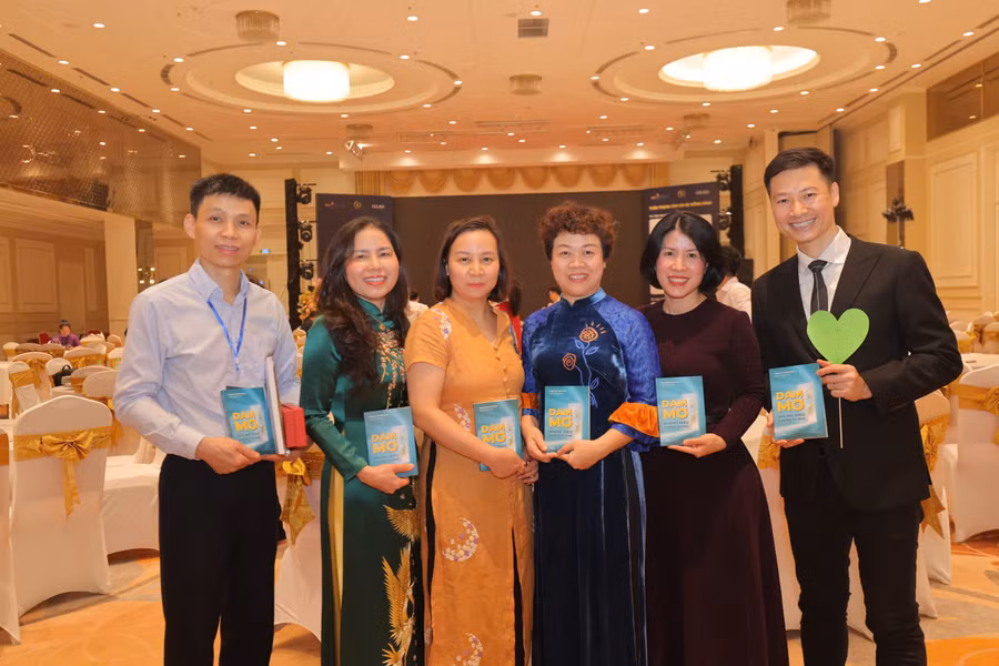 Ban lãnh đạo Mạng lưới EdulightenUp và các vị khách mời. 