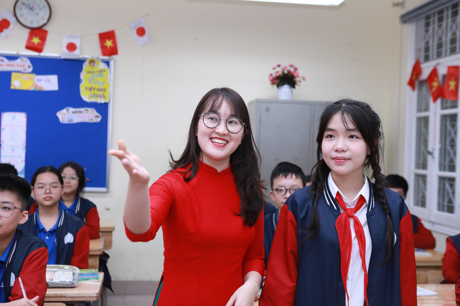 Cô và trò lớp 9A1, Trường THCS Chương Dương, phường Hồng Hà, TP Hà Nội. Ảnh: Đình Tuệ.