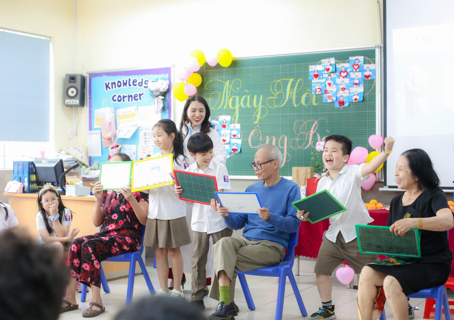 Ông bà và các cháu cùng tham gia nhiều hoạt động trải nghiệm ý nghĩa tại ngày hội. 