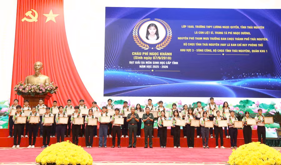 Ban tổ chức tuyên dương các em học sinh có thành tích tiêu biểu, xuất sắc tại hội nghị. Ảnh: K.Anh.