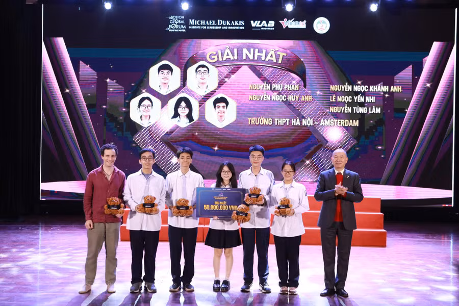 Ban tổ chức trao giải Nhất của cuộc thi năm nay cho nhóm học sinh đến từ Trường THPT Chuyên Hà Nội - Amsterdam. 
