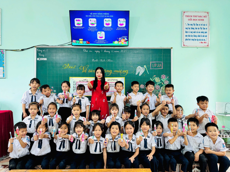 Cô trò cùng lan tỏa thông điệp cùng nhau giữ gìn vệ sinh học đường. 