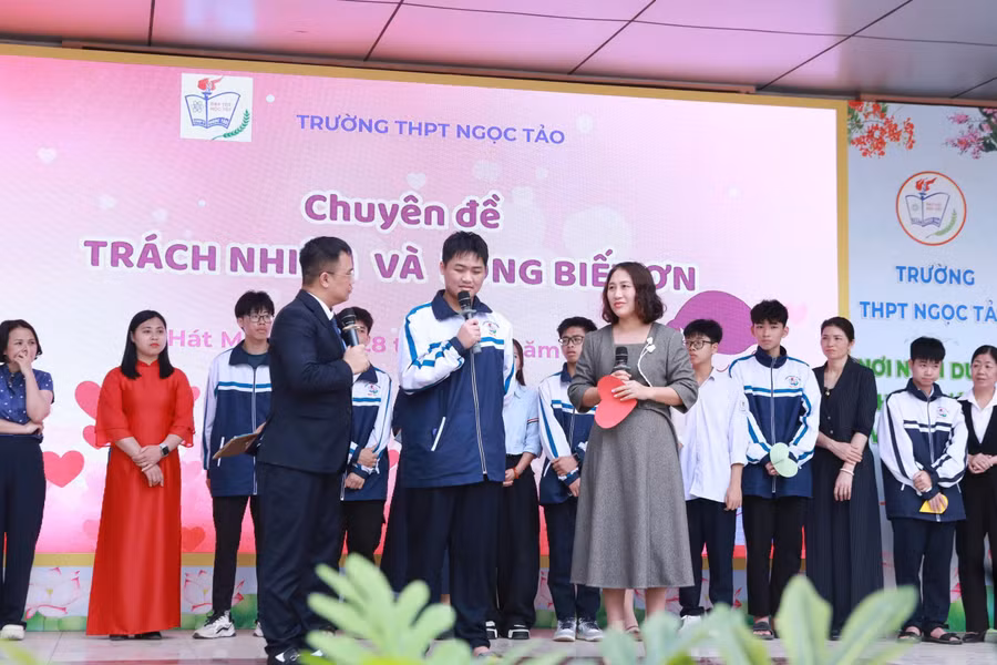Học sinh và phụ huynh cùng tham gia chuyên đề để tiếp thu nhiều bài học ý nghĩa. 