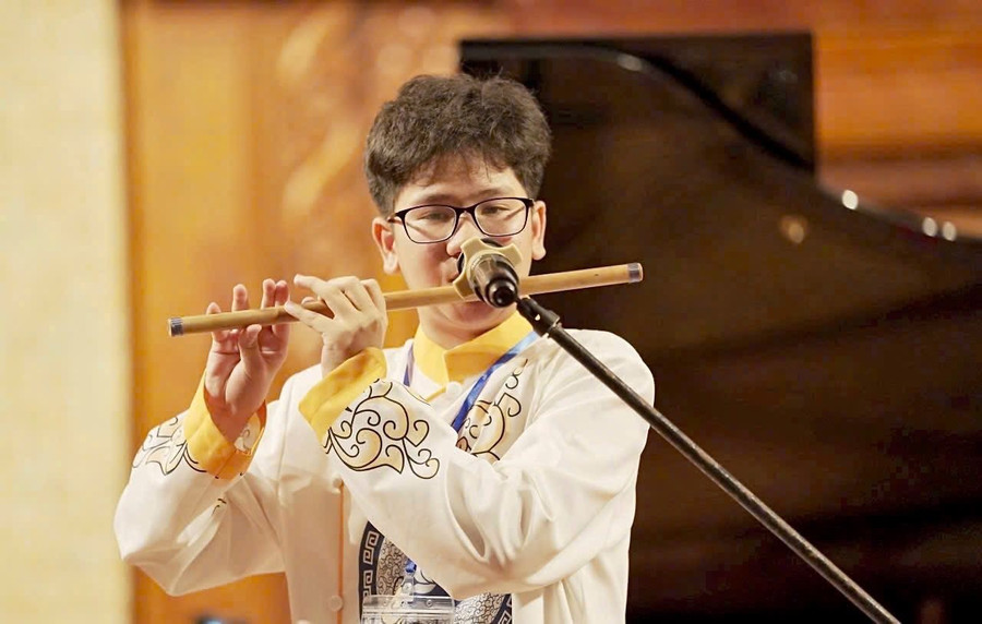 Trịnh Anh Kiệt biểu diễn tài năng Sáo trúc của mình tại cuộc thi. Ảnh: NVCC.