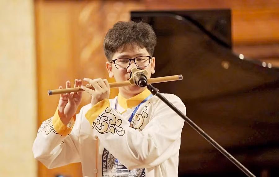 Trịnh Anh Kiệt biểu diễn tài năng Sáo trúc của mình tại cuộc thi. Ảnh: NVCC.