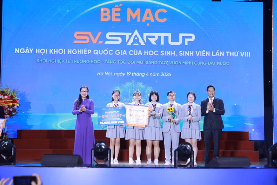 Ban tổ chức trao giải Nhất cho nhóm dự án FRESH TASTE - Gia vị lên men tự nhiên của Sở GD&ĐT Hà Nội. 