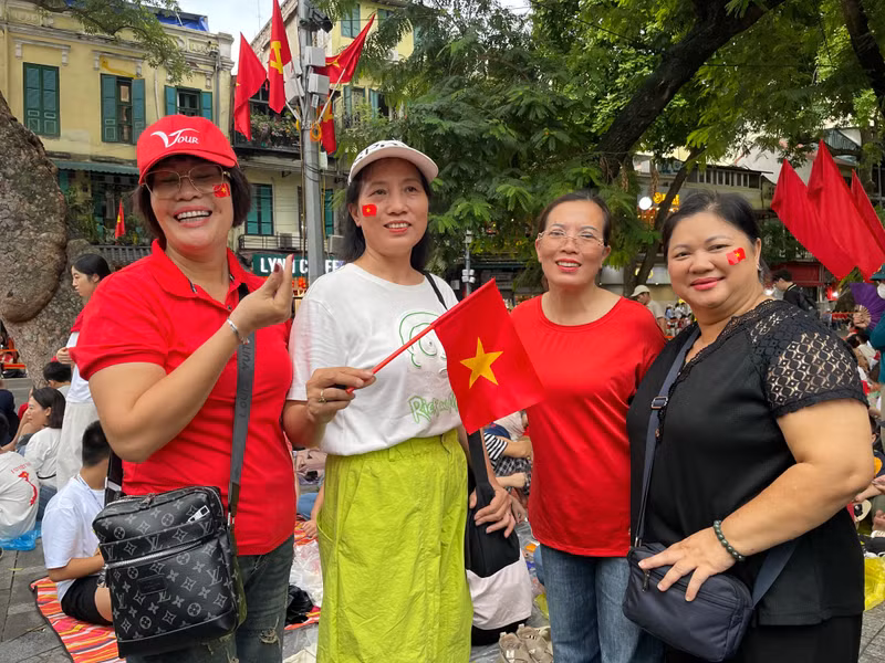 Những ánh mắt tươi vui đón chờ buổi tổng hợp luyện diễu binh, diễu hành diễn ra vào 20h tối nay. img-1886.jpg