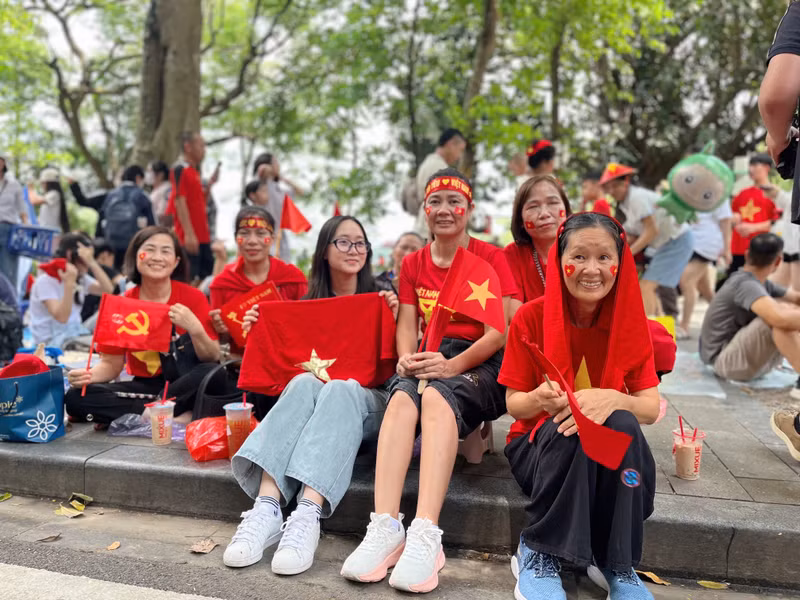 Nhiều người ở mọi lứa tuổi háo hức đón chờ buổi tổng hợp luyện diễu binh, diễu hành lần 2. img-1860.jpg