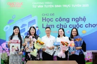 Các chuyên gia tuyển sinh tham dự chương trình chụp hình lưu niệm. Ảnh: P.V