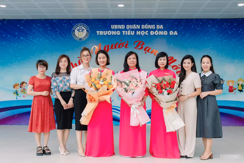 Nhà giáo Lê Anh Vân (thứ 4 từ phải sang) - Hiệu trưởng nhà trường cho hay, với hệ thống cơ sở vật chất hiện đại cùng đội ngũ CBQL, giáo viên tâm huyết, yêu nghề nên phụ huynh rất yên tâm khi gửi con vào học. da 8.jpg