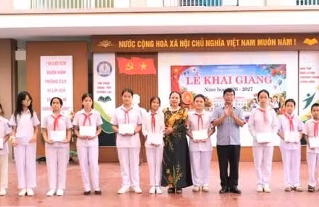 Nhiều học sinh Tuyên Quang có hoàn cảnh khó khăn được trao học bổng.