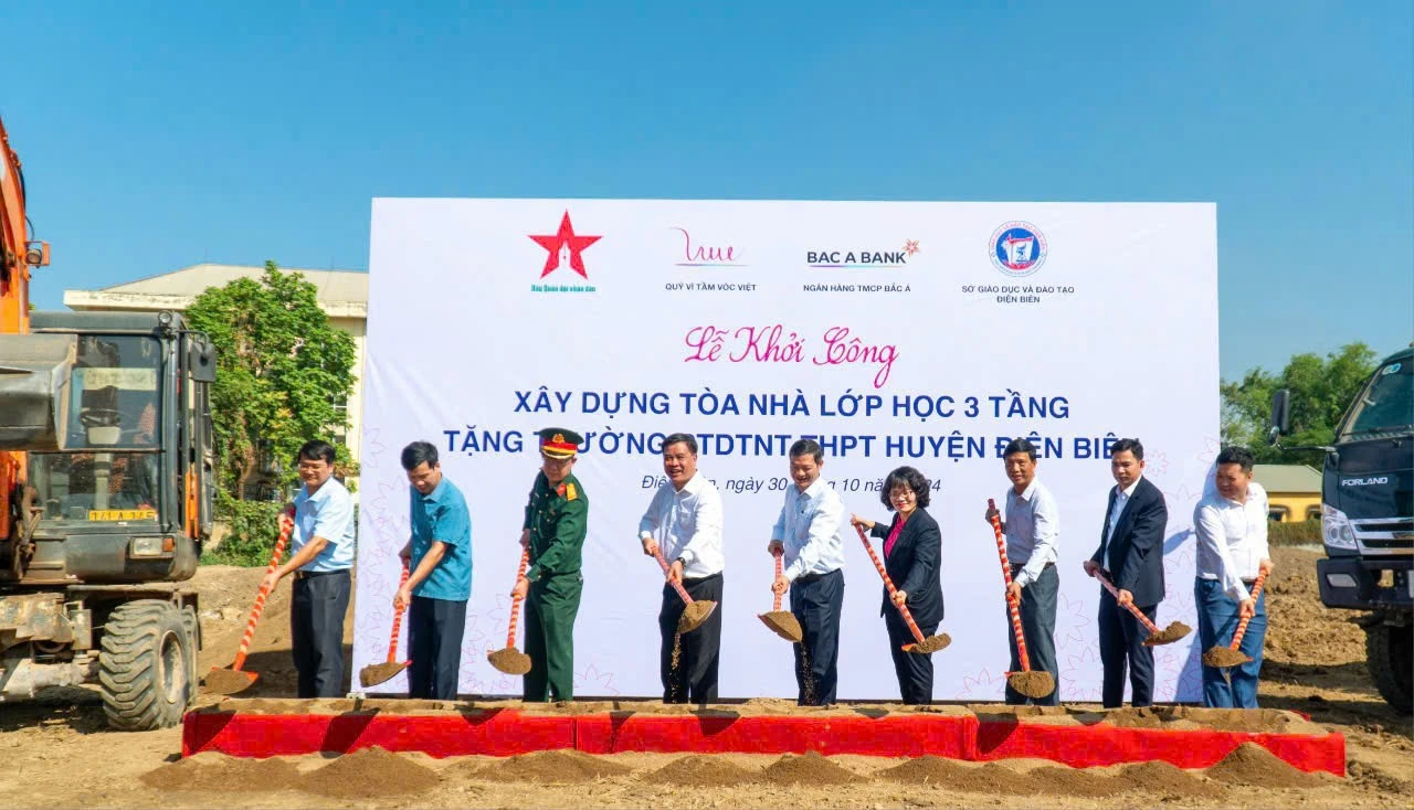 Các đại biểu thực hiện nghi lễ khởi công xây dựng tòa nhà lớp học 3 tầng của Trường PTDTNT THPT huyện Điện Biên, tỉnh Điện Biên. 