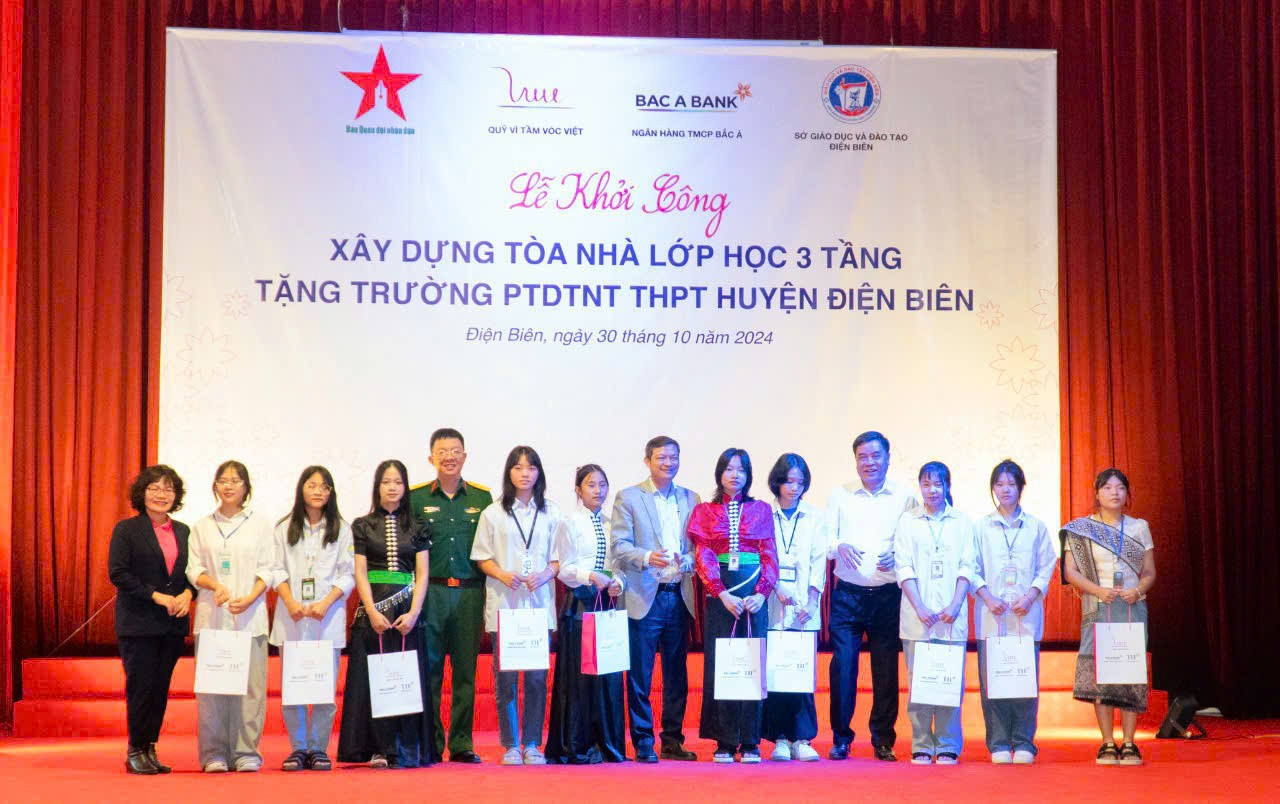 Tại buổi lễ, Ngân hàng TMCP Bắc Á và Quỹ Vì Tầm Vóc Việt đã trao tặng những phần quà ý nghĩa cho các em học sinh trường PTDTNT huyện Điện Biên. bac-a-2.jpg