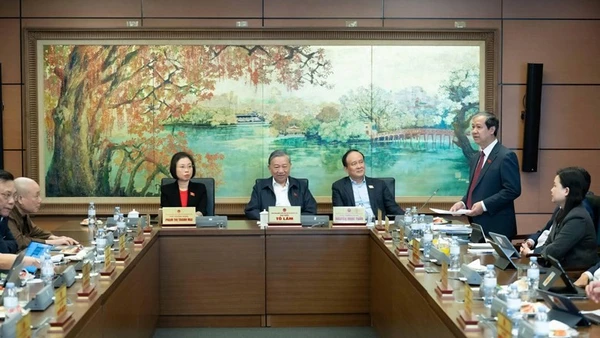 Toàn cảnh phiên thảo luận tổ.