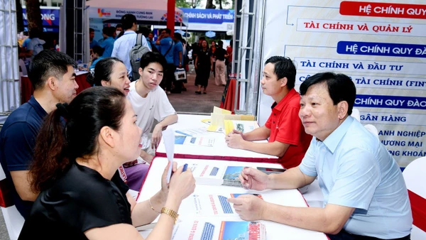 Phụ huynh và thí sinh tìm hiểu các ngành/chương trình đào tạo của Đại học Kinh tế quốc dân.