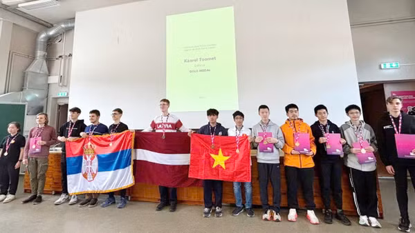 Khoảnh khắc hai đại diện Việt Nam nhận Huy chương Vàng tại Lễ trao giải NBPhO 2026.