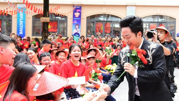 Ca sĩ Tùng Dương giao lưu với học sinh Trường THCS và THPT Nguyễn Siêu, Hà Nội. Ảnh minh họa: Internet.