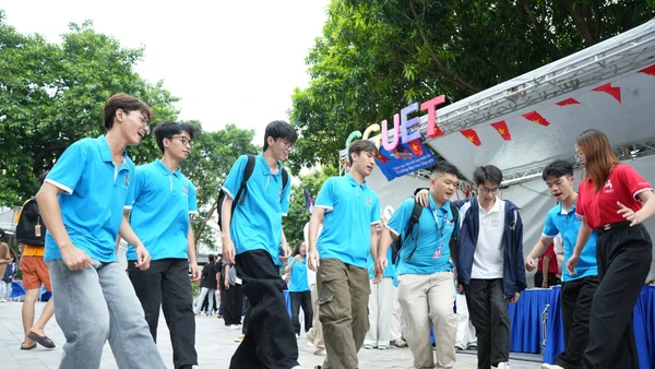 Sinh viên Trường ĐH Công nghệ (ĐH Quốc gia Hà Nội). Ảnh: UET.
