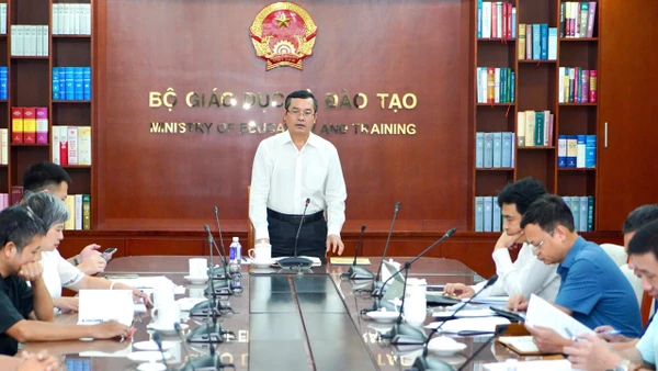Thứ trưởng Bộ GD&ĐT Nguyễn Văn Phúc phát biểu tại buổi làm việc.
