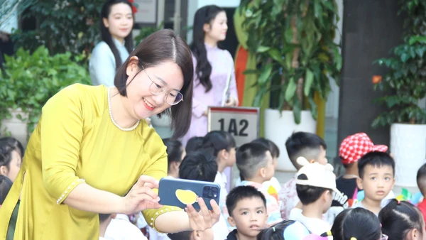 Cô - trò trường tiểu học Vĩnh Tuy (Vĩnh Hưng, Hà Nội).