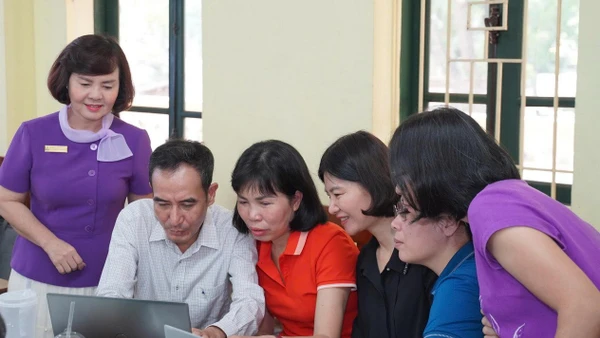 Bà Lưu Thị Lập - Hiệu trưởng Trường THPT Quang Trung - Đống Đa (Hà Nội) và các giáo viên trong buổi tập huấn "Ứng dụng trí tuệ nhân tạo và thiết bị công nghệ để thực hiện chương trình giáo dục phổ thông 2018".