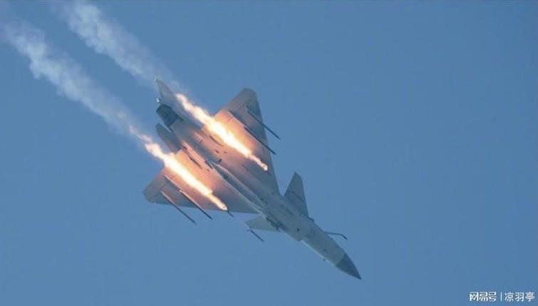 Tiêm kích J-10C do Trung Quốc sản xuất phóng tên lửa không đối không PL-15 3-trung-quoc-giup-do-pakistan-ban-chay-5-may-bay-an-do.jpg