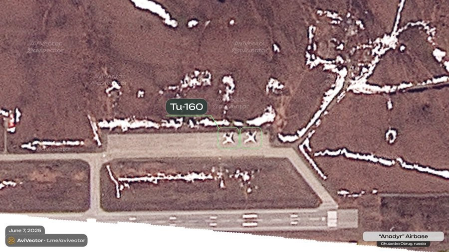 Moscow đã chuyển 2 máy bay ném bom chiến lược Tu-160 đến căn cứ không quân Anadyr cách Ukraine 6.750 km (Hình ảnh: NASA FIRMS) 2-sau-chien-dich-luoi-nhen-nga-giau-tu160-cach-ukraine-7000km.jpg