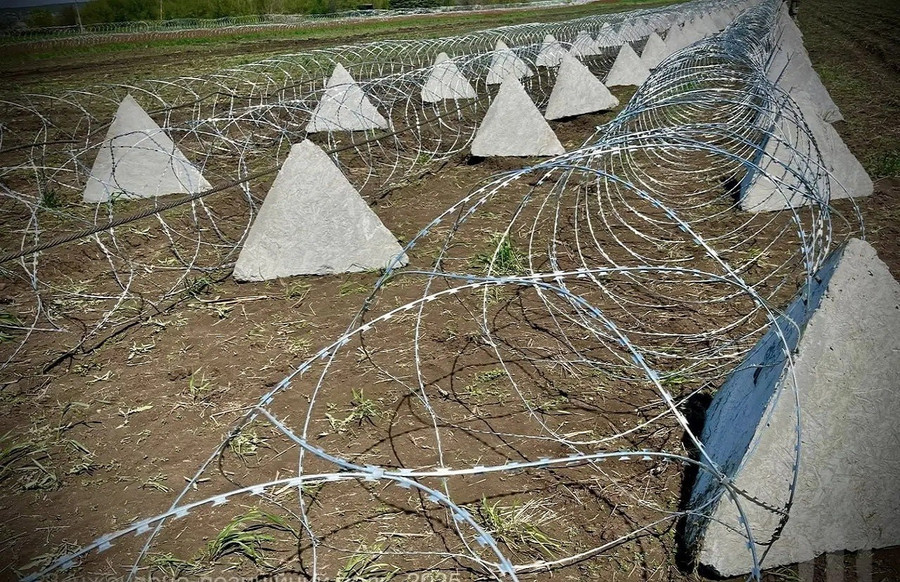 3 lớp răng rồng xen kẽ 3 lớp hàng rào thép gai 2-dau-hieu-ukraine-tu-bo-donetsk.jpg