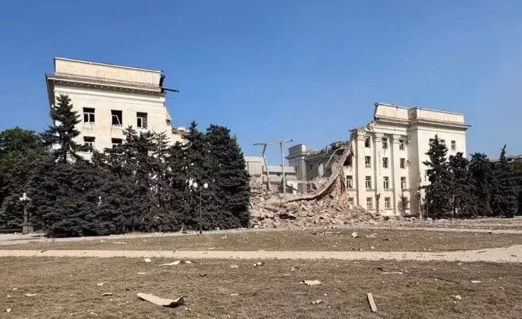 Không quân Nga đánh sập tòa hành chính Kherson