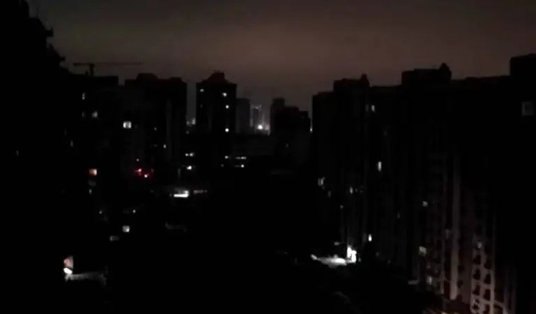 396 mũi tên đánh xuống, Ukraine chìm trong bóng tối