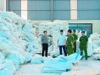Thiếu tướng Nguyễn Minh Tuấn, Giám đốc Công an tỉnh Phú Thọ (thứ nhất bên trái) chỉ đạo lực lượng chức năng tiến hành kiểm tra, khám xét tại kho hàng của công ty TNHH TOMOKEN Việt Nam (Ảnh: Công an tỉnh Phú Thọ).