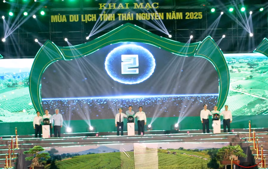 Các đại biểu bấm nút khai mạc Mùa du lịch tỉnh Thái Nguyên năm 2025.