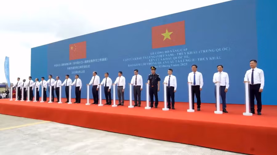 Các đại biểu thực hiện nghi thức chính thức công nhận cửa khẩu quốc tế Tà Lùng - Thủy Khẩu. (Ảnh: CBH)