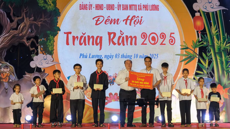 Trao học bổng cho học sinh có hoàn cảnh khó khăn vươn lên học giỏi tại xã Phú Lương (Thái Nguyên).