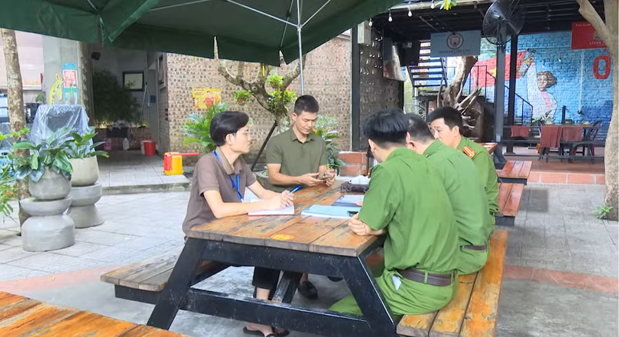 Công an phường Phan Đình Phùng và Phòng Văn hóa - Xã hội phường làm việc với chủ nhà hàng có hoạt động gây phản cảm.