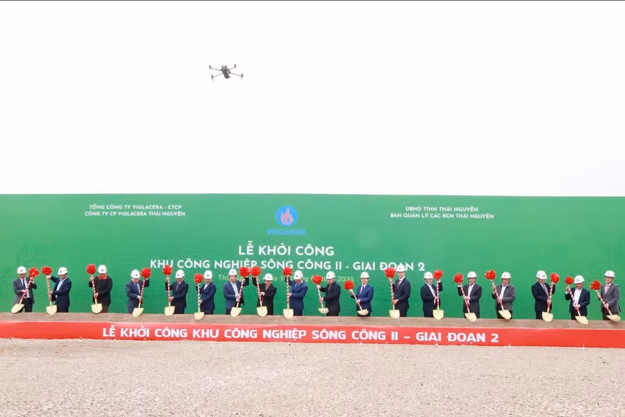 Các đại biểu thực hiện nghi thức khởi công tại chương trình.