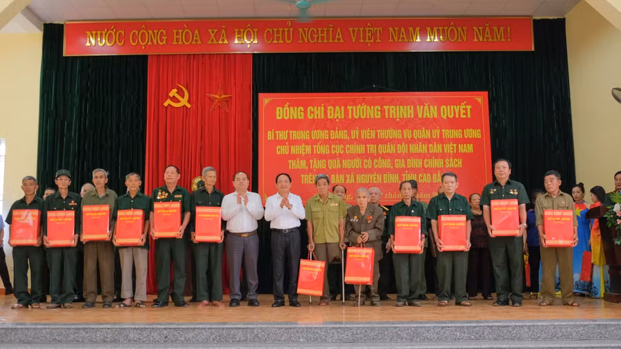 tang-qua-nguoi-co-cong-1.jpg