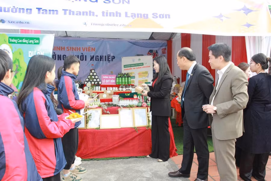 Đại biểu tham quan gian hàng khởi nghiệp.