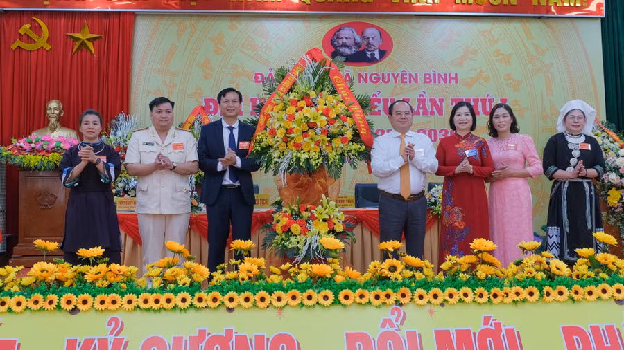 dc-quan-minh-cuong-tang-hoa.jpg