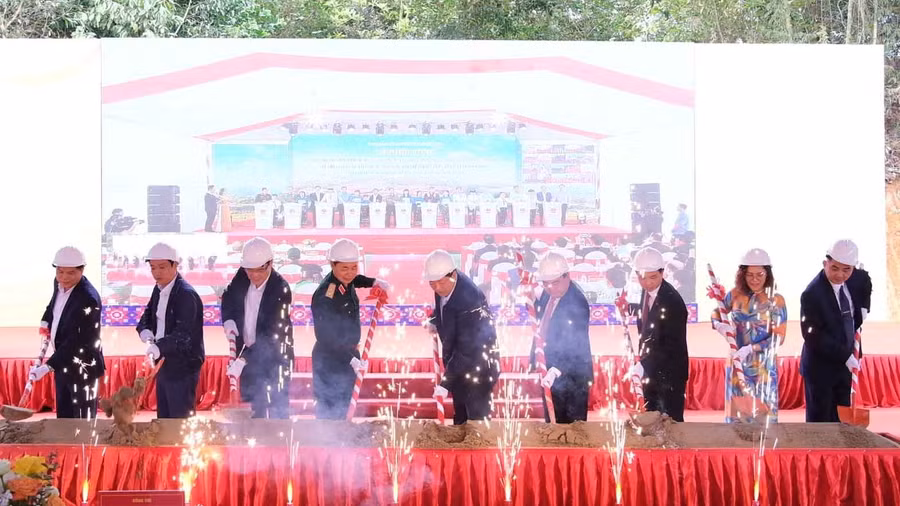 Các đại biểu thực hiện nghi thức khởi công Trường Phổ thông nội trú Tiểu học và THCS Đình Phong.