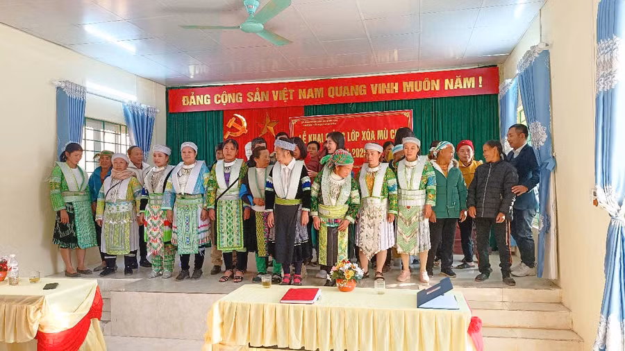 Các học viên tại Lễ khai giảng lớp xóa mù chữ ở điểm trường Nà Nọi, Trường Tiểu học Lang Môn, xã Minh Tâm, tỉnh Cao Bằng.