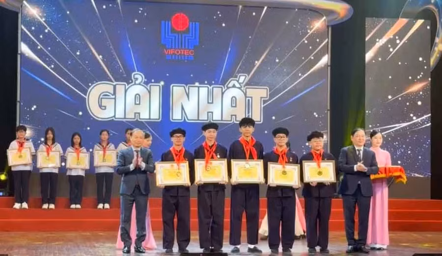 Nhóm học sinh tỉnh Cao Bằng nhận giải nhất tại Cuộc thi Sáng tạo Thanh thiếu niên, nhi đồng toàn quốc lần thứ 21 năm 2025.