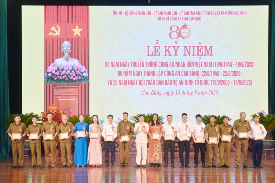 cong-an-cao-bang-khen-thuong.jpg