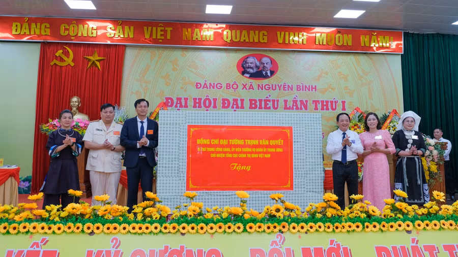 dc-trinh-van-quyet-tang-qua.jpg