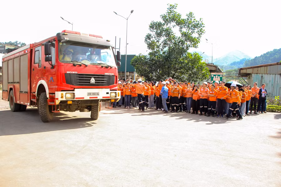 nui-phao-phoi-hop-cung-phong-canh-sat-pccc-cnch-cong-an-tinh-thai-nguyen-to-chuc-thuc-hanh-phuong-an-chua-chay-va-cuu-nan-cuu-ho-tai-van-phong-mo-nui-phao5.jpg