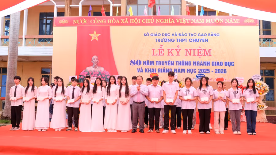 bi-thu-tang-qua-hoc-sinh-2.jpg