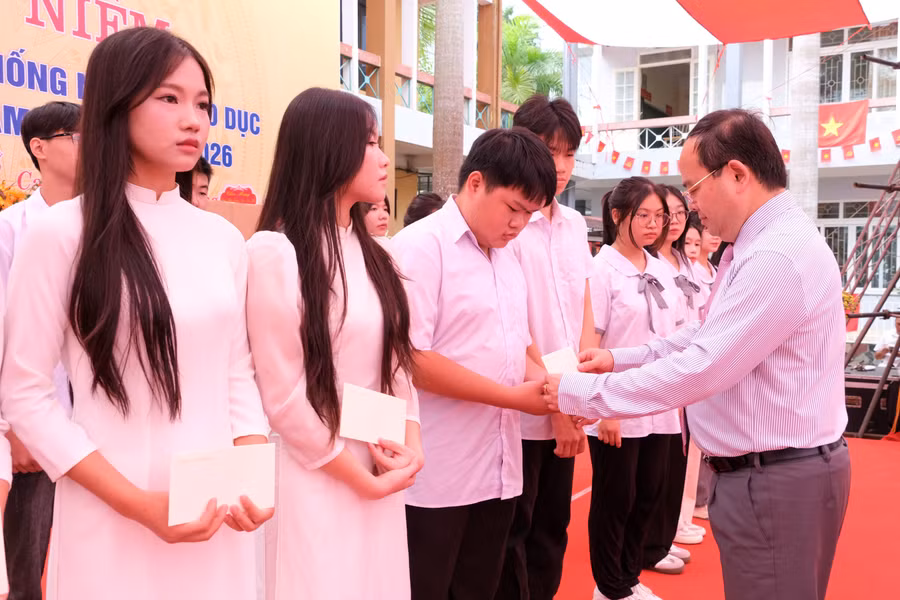 bi-thu-tang-qua-hoc-sinh-1.jpg