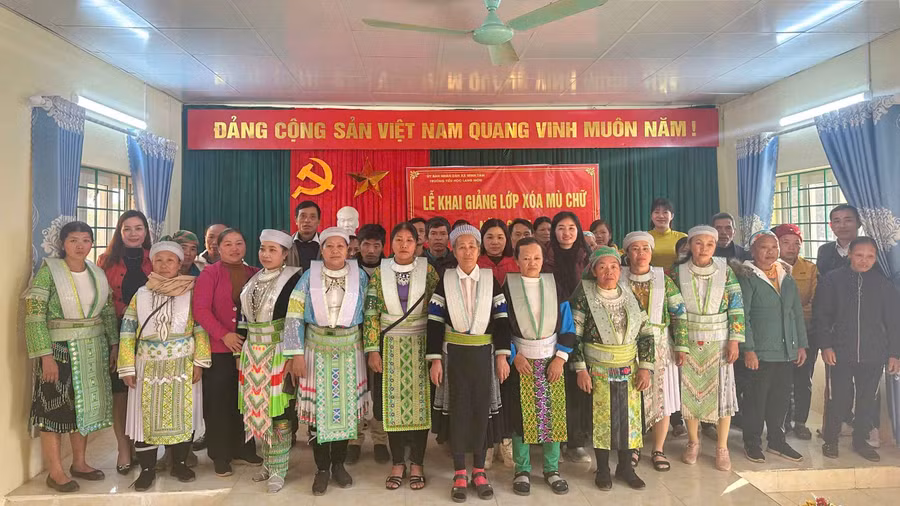 Các học viên tại Lễ khai giảng lớp xóa mù chữ ở Điểm trường Nà Nọi, Trường Tiểu học Lang Môn, xã Minh Tâm (Cao Bằng).
