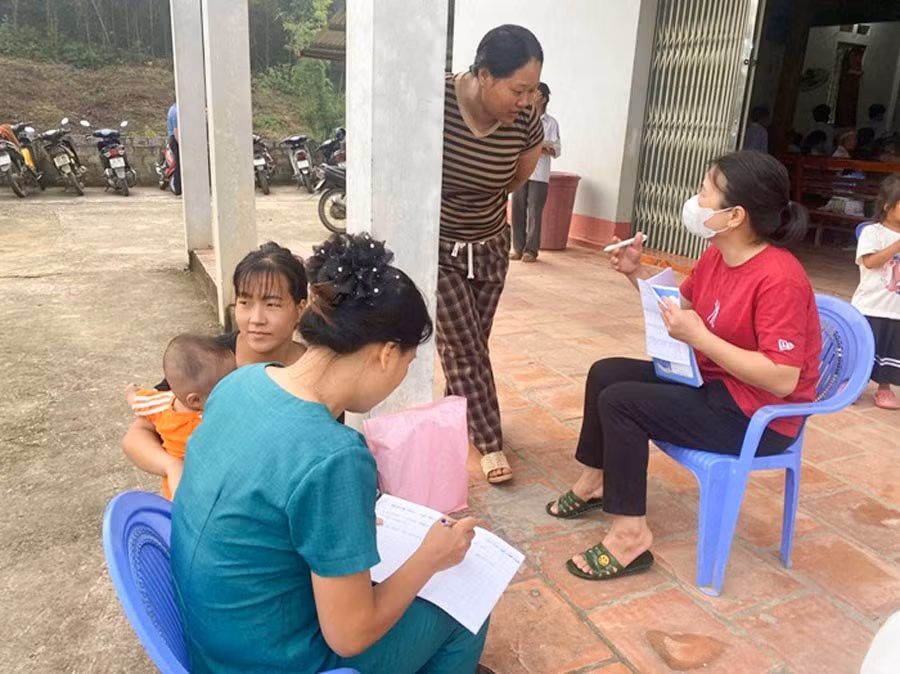 Giáo viên Trường Mầm non Cúc Đường, xã La Hiên, tỉnh Thái Nguyên, đến tận nhà người dân để điều tra, rà soát phổ cập giáo dục mầm non.